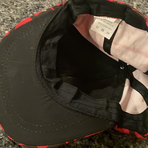 It’s a savage hat it has a drippy bear on it - Picture 3 of 4